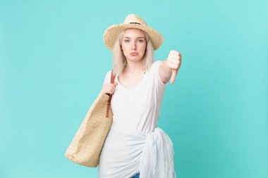 Sarışın, güzel bir kadın. Huysuz hissediyor, baş parmağını kaldırıyor. yaz konsepti