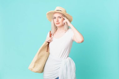 Sarışın, güzel bir kadın. Kafası karışık ve şaşkın. Deli olduğunu gösteriyor. yaz konsepti