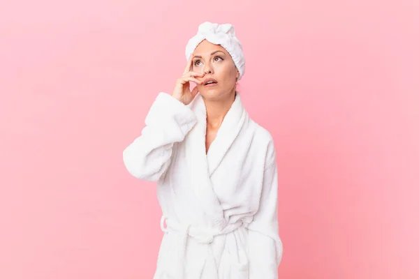 Mooie Vrouw Voelt Zich Verveeld Gefrustreerd Slaperig Een Vermoeiende Spa — Stockfoto