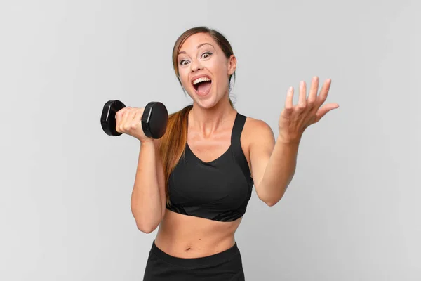 Junge Hübsche Frau Fitness Konzept Und Heben Einer Hantel — Stockfoto