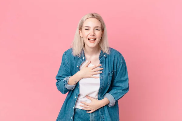 Blond Mooi Vrouw Lachen Hardop Naar Sommige Hilarische Grap — Stockfoto