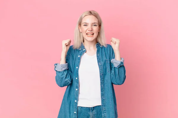 Blond Vacker Kvinna Känner Chockad Skrattar Och Firar Framgång — Stockfoto