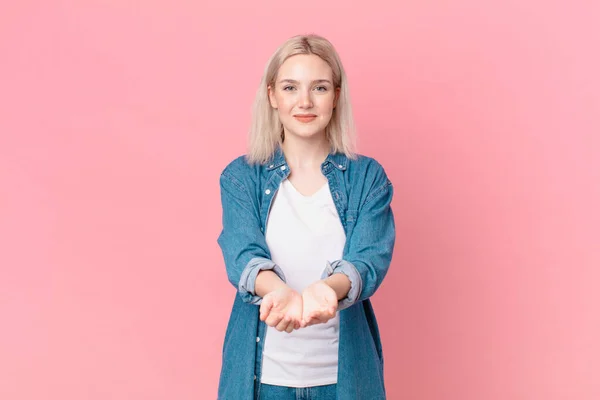 Blond Vacker Kvinna Ler Glatt Med Vänlig Och Erbjuder Och — Stockfoto