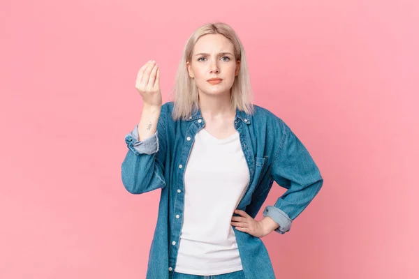 Blond Vacker Kvinna Gör Capice Eller Pengar Gest Säger Till — Stockfoto