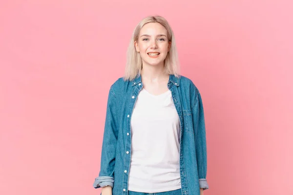 Blond Mooi Vrouw Zoek Gelukkig Aangenaam Verrast — Stockfoto