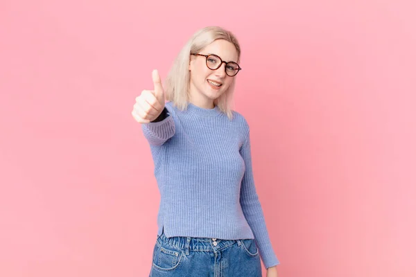 Loira Bonita Mulher Sentindo Orgulhoso Sorrindo Positivamente Com Polegares Para — Fotografia de Stock