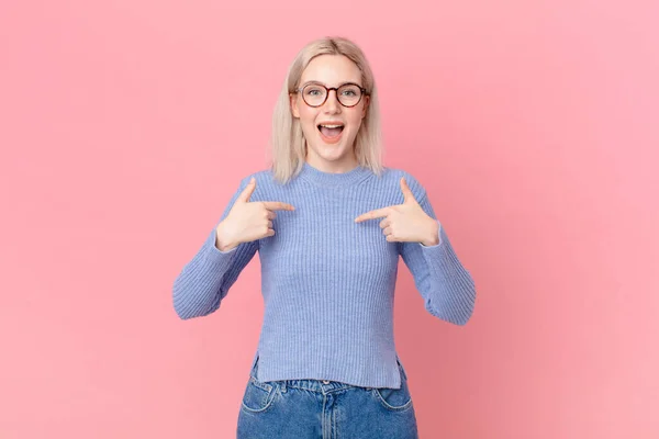 Blond Vacker Kvinna Känner Sig Lycklig Och Pekar Sig Själv — Stockfoto