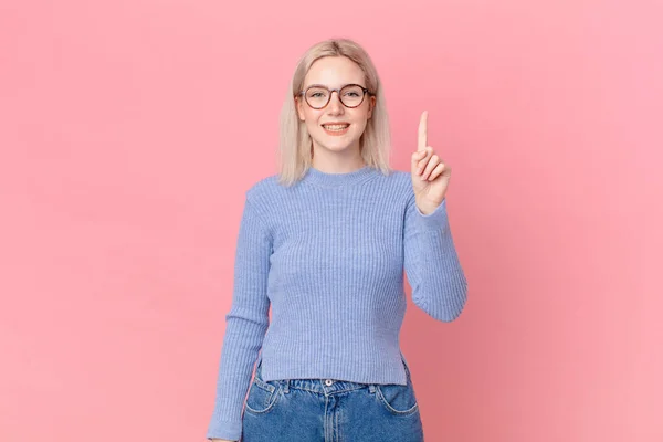 Blonde Hübsche Frau Lächelt Und Sieht Freundlich Aus Zeigt Die — Stockfoto