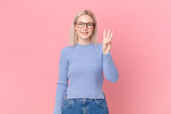 Loira Bonita Mulher Sorrindo Olhando Amigável Mostrando Número Três — Fotografia de Stock