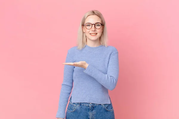 Blond Mooi Vrouw Glimlachen Vrolijk Zich Gelukkig Voelen Tonen Een — Stockfoto