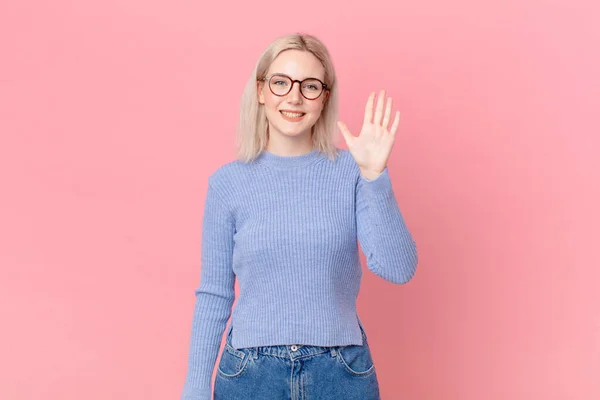 Blonde Hübsche Frau Die Freundlich Lächelt Und Nummer Fünf Zeigt — Stockfoto