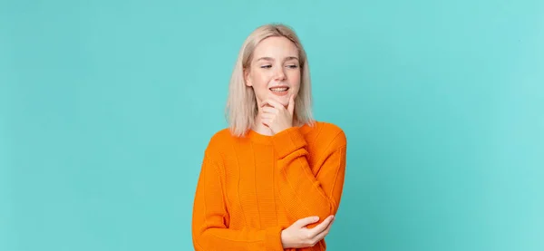 Blonde Hübsche Frau Mit Glücklichem Selbstbewusstem Gesichtsausdruck Die Hand Kinn — Stockfoto