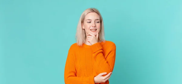 Mulher Bonita Loira Sorrindo Com Uma Expressão Feliz Confiante Com — Fotografia de Stock