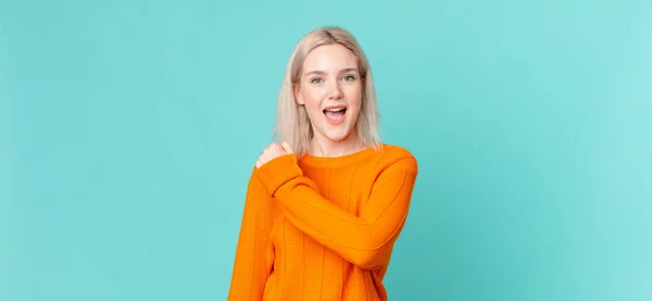 Blond Vakker Kvinne Som Føler Seg Lykkelig Møter Utfordring Eller – stockfoto