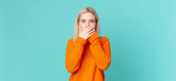 Blond Vacker Kvinna Täcker Munnen Med Händerna Med Chockad — Stockfoto