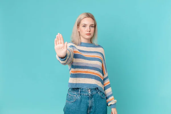 Blond Mooi Vrouw Kijken Serieus Tonen Open Palm Maken Stop — Stockfoto