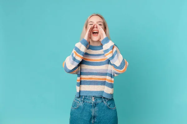 Blond Mooi Vrouw Gevoel Gelukkig Het Geven Van Een Groot — Stockfoto