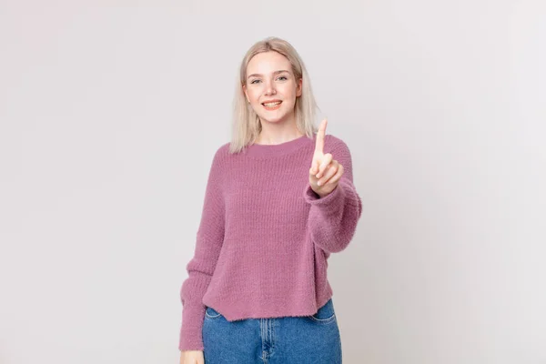 Rubia Bonita Mujer Sonriendo Orgullosamente Con Confianza Haciendo Número Uno — Foto de Stock