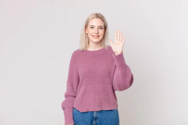 Blond Mooi Vrouw Glimlachen Zoek Vriendelijk Tonen Nummer Vijf — Stockfoto