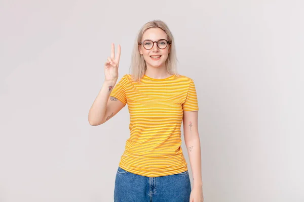 Blond Mooi Vrouw Glimlachen Zoek Vriendelijk Tonen Nummer Twee — Stockfoto