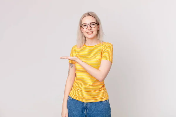 Blond Mooi Vrouw Glimlachen Vrolijk Zich Gelukkig Voelen Tonen Een — Stockfoto