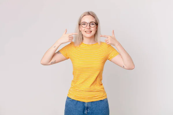 Blond Pretty Woman Smiling Confidently Pointing Own Broad Smile — Stock Photo, Image