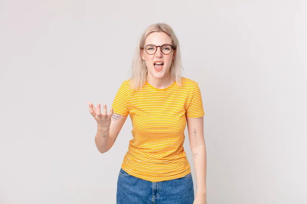 Blond Mooi Vrouw Zoek Boos Geïrriteerd Gefrustreerd — Stockfoto