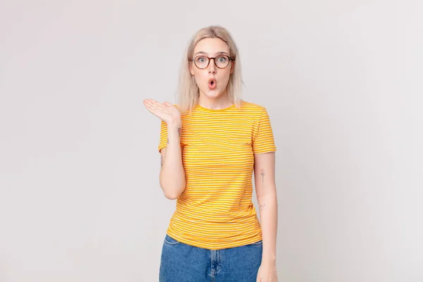 Blond Mooi Vrouw Kijken Verrast Geschokt Met Kaak Laten Vallen — Stockfoto