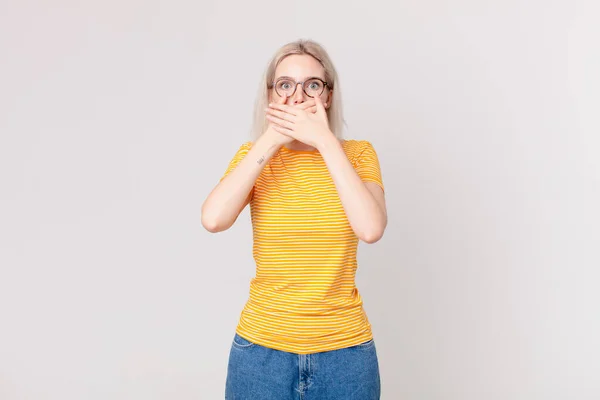 Blonde Hübsche Frau Bedeckt Mund Mit Händen Mit Einem Schockierten — Stockfoto