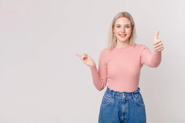 Blond Vacker Kvinna Känner Sig Stolt Ler Positivt Med Tummen — Stockfoto