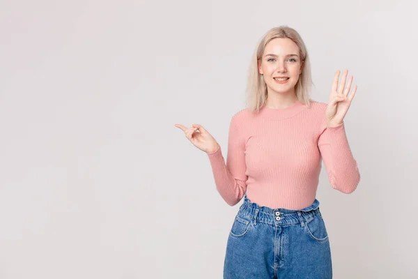 Blond Vacker Kvinna Leende Och Ser Vänlig Visar Nummer Fyra — Stockfoto