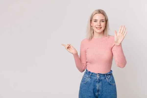 Blond Vacker Kvinna Leende Och Ser Vänlig Visar Nummer Fem — Stockfoto