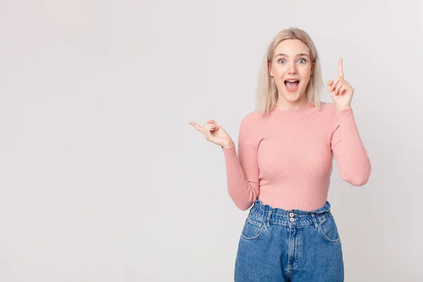 Blond Mooi Vrouw Gevoel Als Een Gelukkig Opgewonden Genie Het — Stockfoto