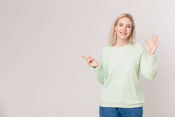 Loira Bonita Mulher Sorrindo Feliz Acenando Mão Acolhendo Cumprimentando Você — Fotografia de Stock