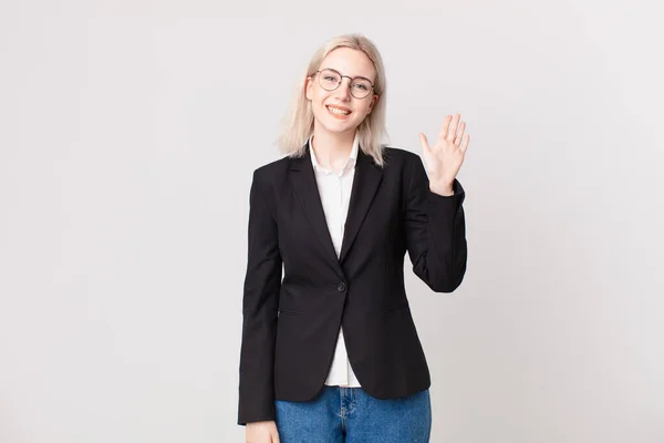 Rubia Bonita Mujer Sonriendo Felizmente Saludándote Con Mano Dándote Bienvenida — Foto de Stock