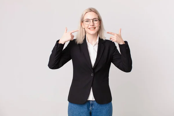 Blonde Mooie Vrouw Glimlachen Vol Vertrouwen Wijzend Naar Een Eigen — Stockfoto