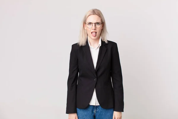 Blonde Mooie Vrouw Voelt Zich Walgelijk Geïrriteerd Tong Uit Bedrijfsconcept — Stockfoto