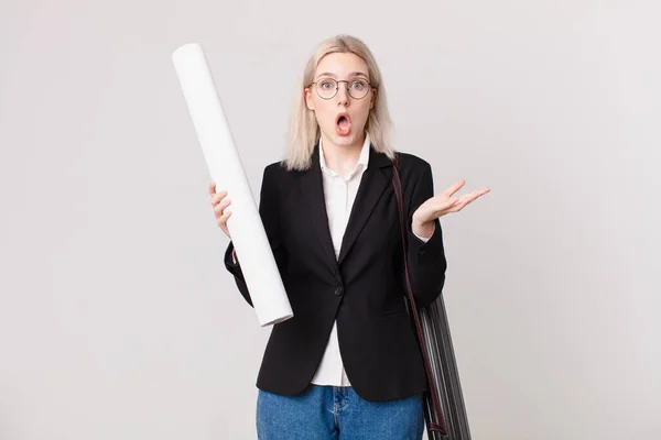 Blonde Mooie Vrouw Verbaasd Geschokt Verbaasd Met Een Ongelooflijke Verrassing — Stockfoto