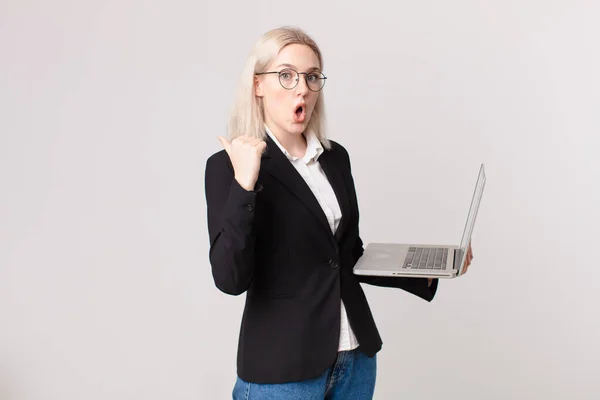 Blond Pretty Woman Looking Astonished Disbelief Holding Laptop — Stock Photo, Image