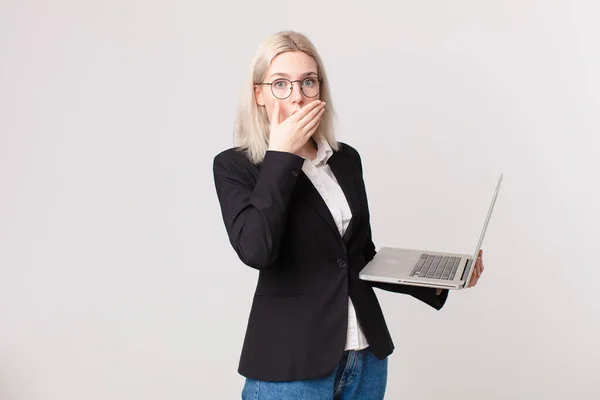 Blond Vacker Kvinna Täcka Munnen Med Händerna Med Chockad Och — Stockfoto