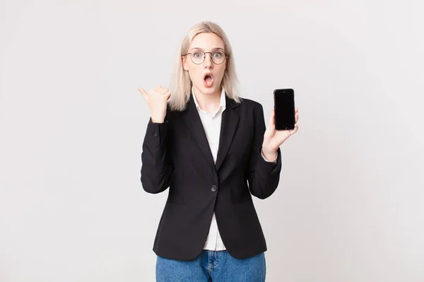 Blond Vacker Kvinna Ser Förvånad Misstro Och Hålla Mobiltelefon — Stockfoto