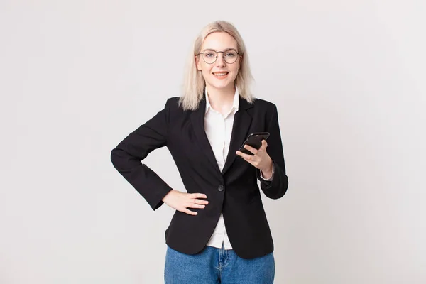 Blond Vacker Kvinna Ler Glatt Med Hand Höften Och Säker — Stockfoto