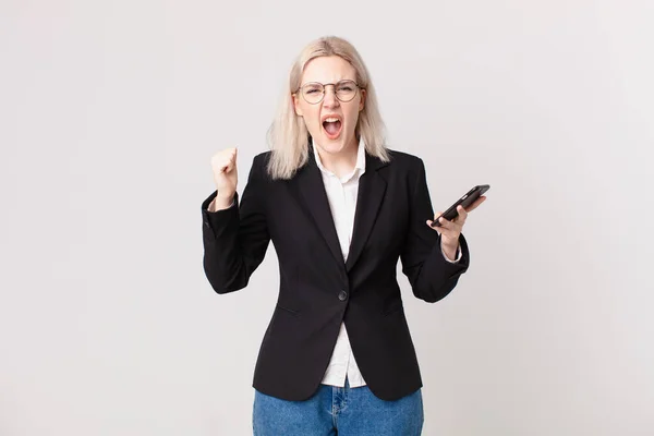 Blond Mooi Vrouw Schreeuwen Agressief Met Een Boos Uitdrukking Het — Stockfoto