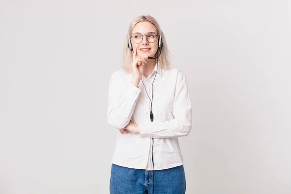 Rubia Bonita Mujer Sonriendo Felizmente Soñando Despierto Dudando Concepto Telemarketing —  Fotos de Stock