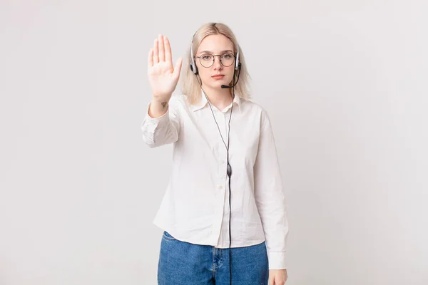 Blond Mooi Vrouw Kijken Serieus Tonen Open Palm Maken Stop — Stockfoto