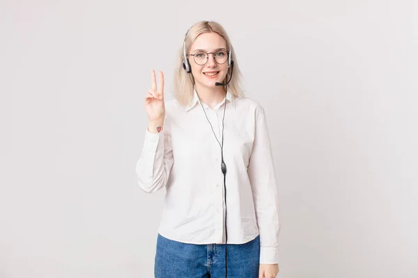 Bionda Bella Donna Sorridente Dall Aspetto Amichevole Mostrando Concetto Telemarketing — Foto Stock