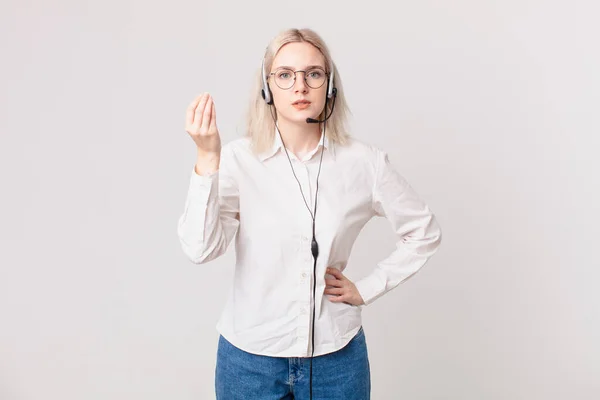 Blond Vacker Kvinna Gör Capice Eller Pengar Gest Säger Till — Stockfoto