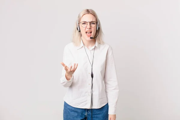 Blond Mooi Vrouw Zoek Boos Geïrriteerd Gefrustreerd Telemarketing Concept — Stockfoto