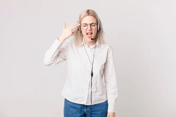 Blond Söt Kvinna Ser Olycklig Och Stressad Självmord Gest Gör — Stockfoto