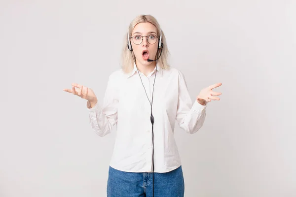 Blond Söt Kvinna Känner Sig Extremt Chockad Och Förvånad Telemarketing — Stockfoto